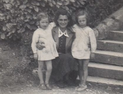 photo ancienne d'une mère et ses jumelles. Cette photo sera ajoutée au film biographique